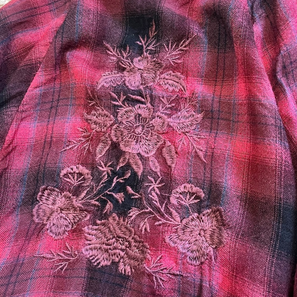 American Eagle 💯 viscose plaid v neck loose fitting shirt, floral embroidery